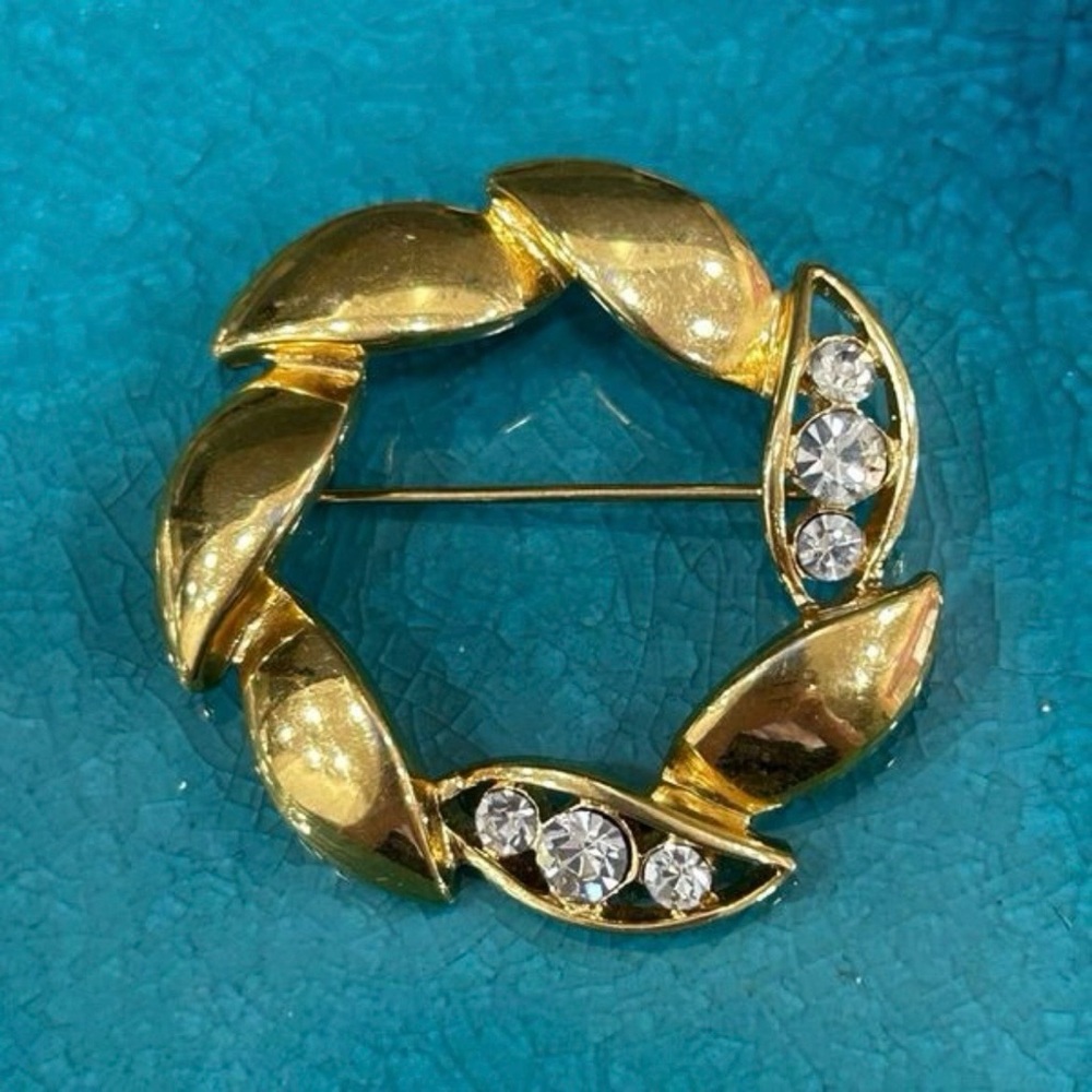 Vintage Monet Wreath
Brooch Pin Women's 1 3/8"
Gold-tone Clear
Rhinestones Inset